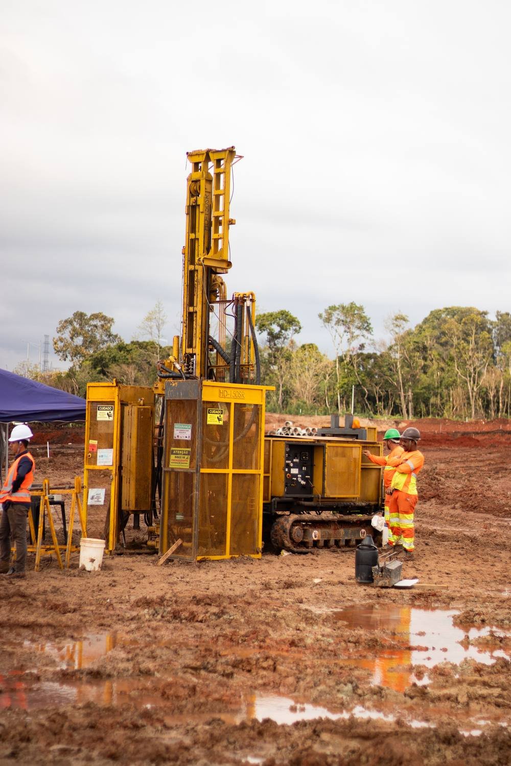 Equipamento de sondagem rotativa (HD-150SR) em campanha de investigação geotécnica da IPF