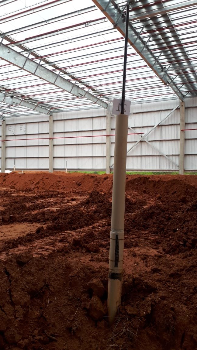 Instrumento de monitoramento de recalque instalado em área de obra